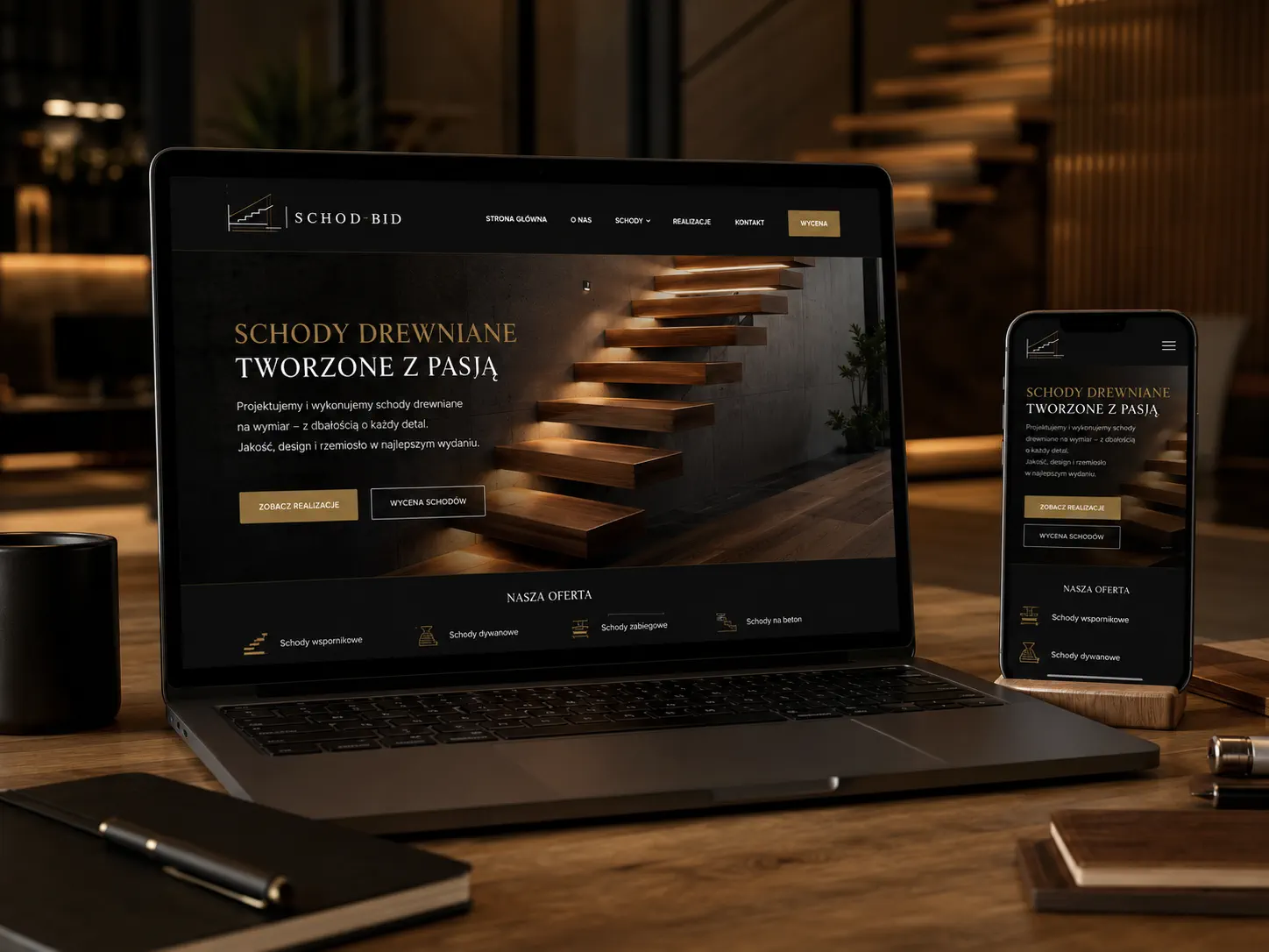 Mockup strony SCHOD-BID na laptopie i telefonie, pokazujący widok strony głównej lub realizacji schodów. Styl: eleganckie wnętrze z drewnem, laptop, telefon, ciepłe światło, premium look, detale stolarskie.